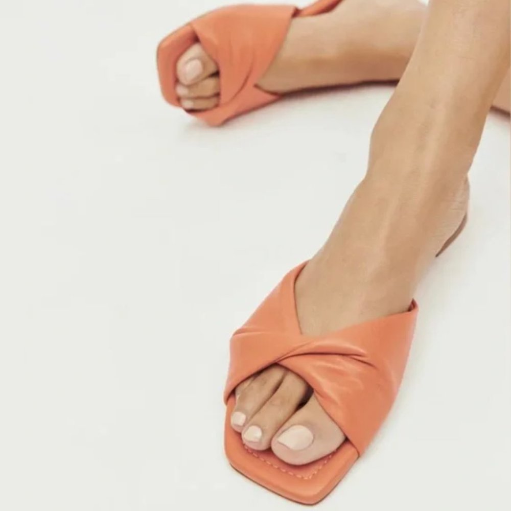 Reformation Mikki Twist Flat Sandal in Caramel, size 5 BWNT